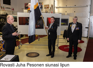 Rovasti Juha Pesonen siunasi lipun