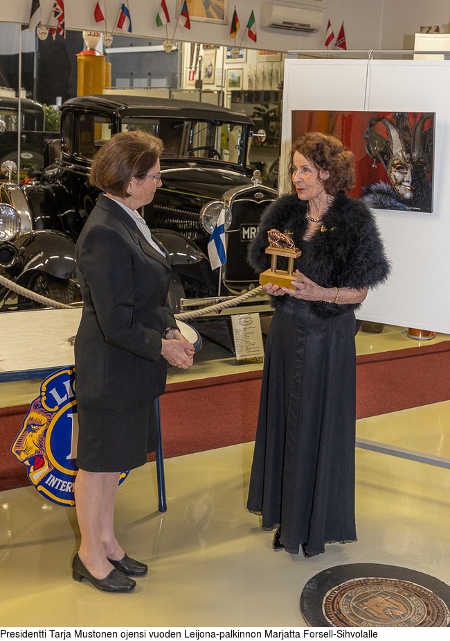 Presidentti Tarja Mustonen ojensi vuoden Leijona-palkinnon Marjatta Forsell-Sihvolalle